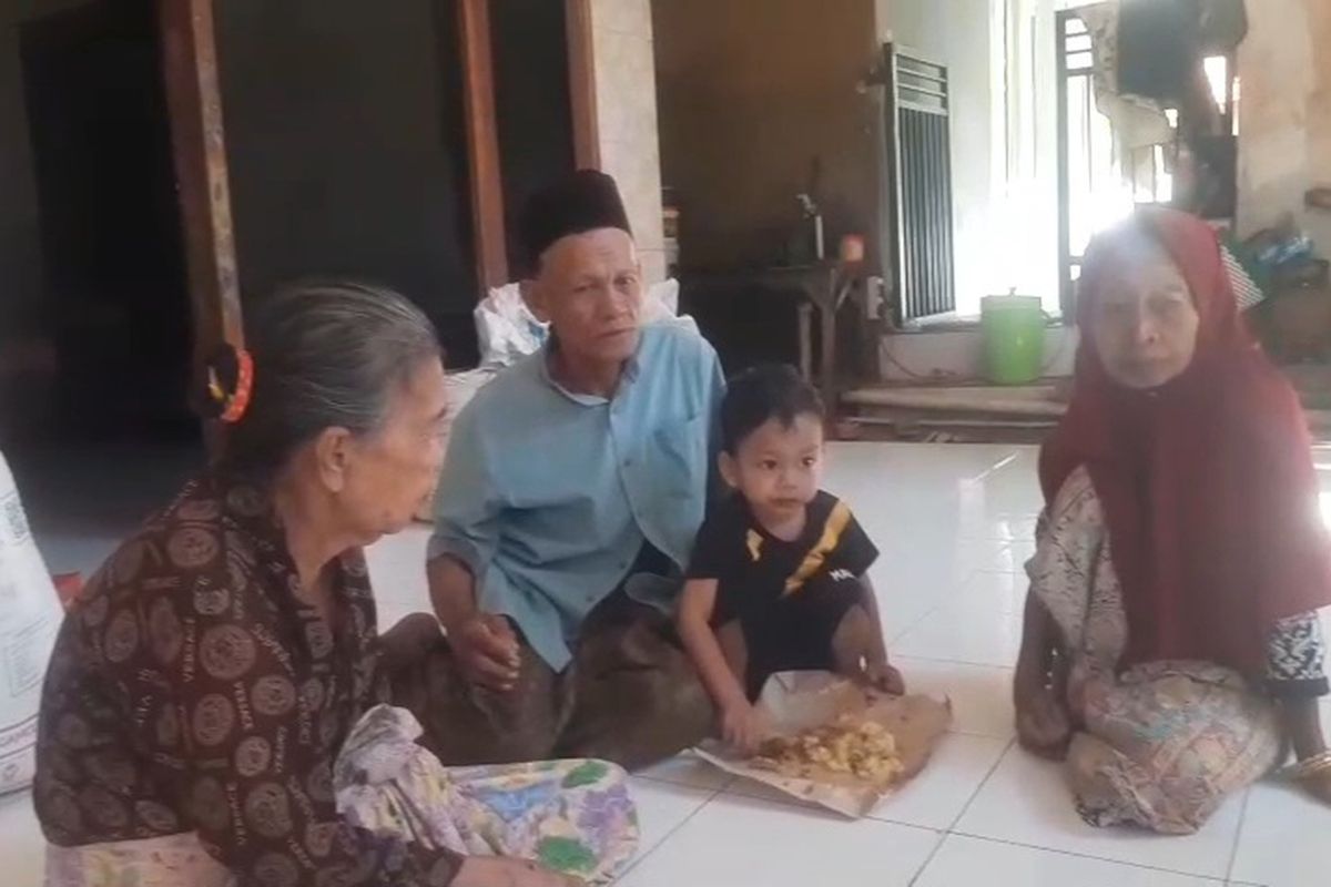 Kakek dan nenek Syifa (1), hanya bisa pasrah setelah cucunya tak bisa diotopsi aebab terkendala biaya. 