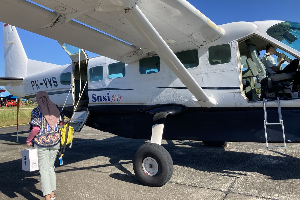Maskapai penerbangan Susi Air di Bandara Domine Eduard Osok di Kota Sorong, Provinsi Papua Barat, Selasa (26/10/2021).