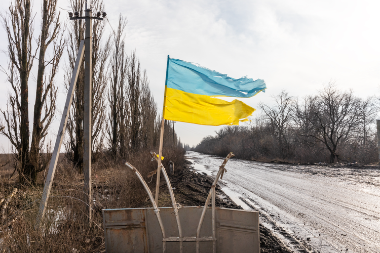 Bendera yang sobek tetapi berkibar dengan bangga terlihat di sepanjang jalan di wilayah Donetsk, Ukraina. Ini merupakan simbol Ukraina merdeka yang tak terkalahkan. Gambar diambil pada 14 Februari 2024.