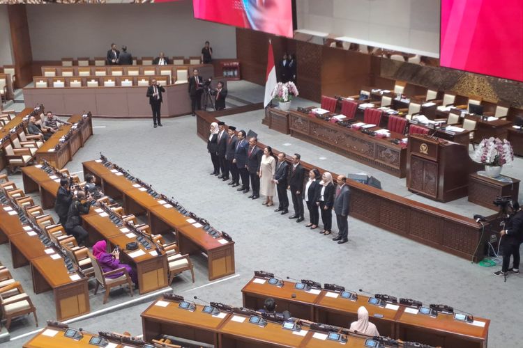 7 calon anggota LPSK 2024-2029 yang disetujui oleh DPR di Gedung DPR, Senayan, Jakarta, Kamis (4/4/2024). 