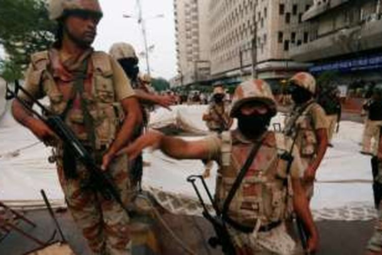 Tentara paramiliter berjaga-jaga dekat tenda-tenda puluhan pendukung partai MQM setelah demonstrasi di Karachi, Pakistan (22/8/2016).