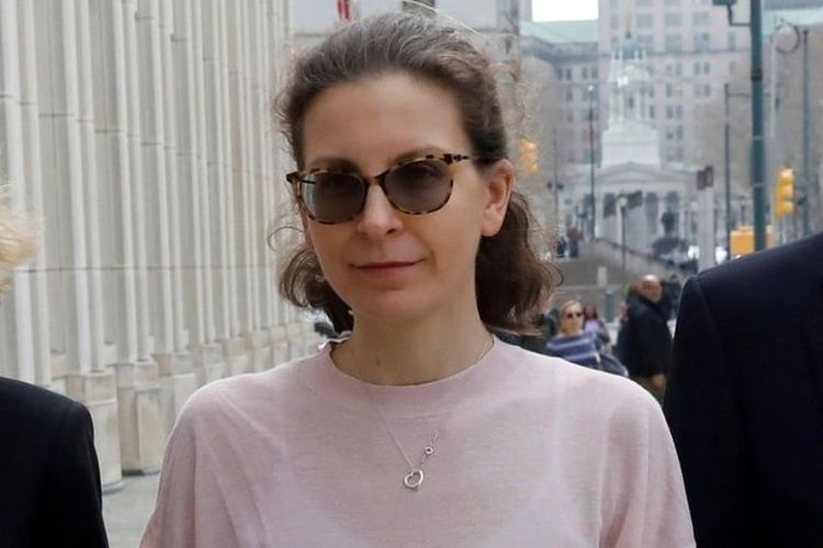 Clare Bronfman menyatakan penyesalannya atas peran di sekte ini.