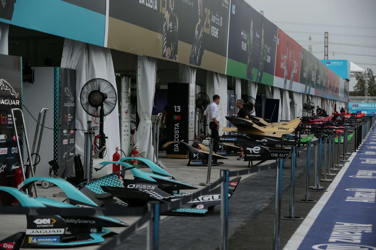 Suasana pit lane balap Formula E di Jakarta International E-Prix Circuit (JIEC), Ancol, Jakarta, Jumat (3/6/2022). Sebanyak 22 pebalap dari 11 tim akan mengikuti balapan Formula E, Sabtu (4/6/2022).