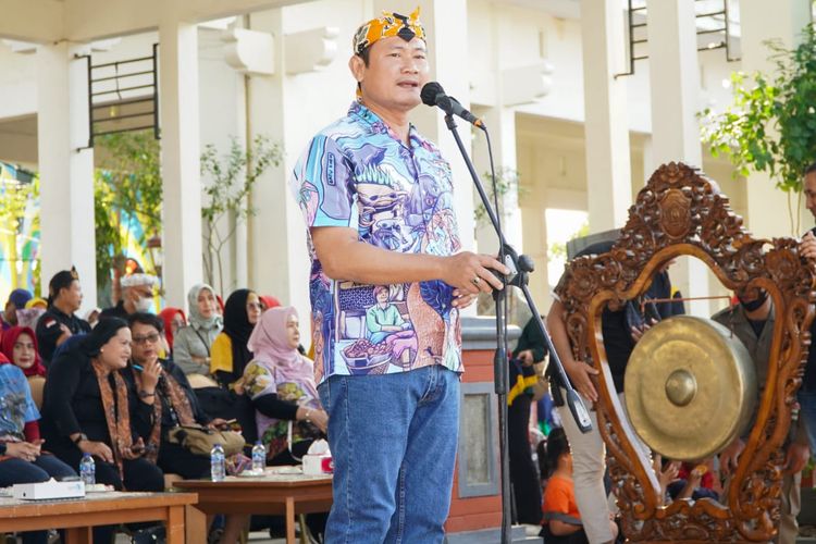 Bupati Lamongan Yuhronur Efendi menghadiri acara Lamongan Menari, Minggu (23/7/2023).
