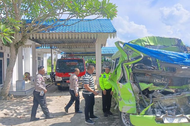 Travel Tabrak Truk di Tol Lima Puluh Indrapura, 4 Tewas, 17 Terluka 
