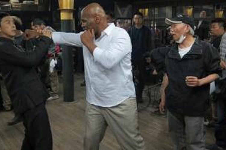 Mike Tyson (kanan) dan Donnie Yen