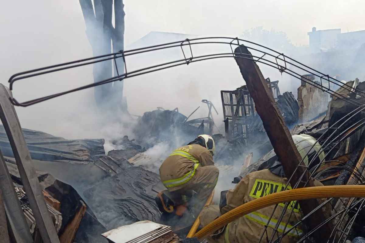 Petugas pemadam kebakaran saat berjibaku memadamkan api di Jalan H Alimin, Kelurahan Kapuk, Cengkareng, Minggu (18/9/2022). Hingga kini, belum diketahui secara apa penyebab pasti dari kebakaran yang terjadi.