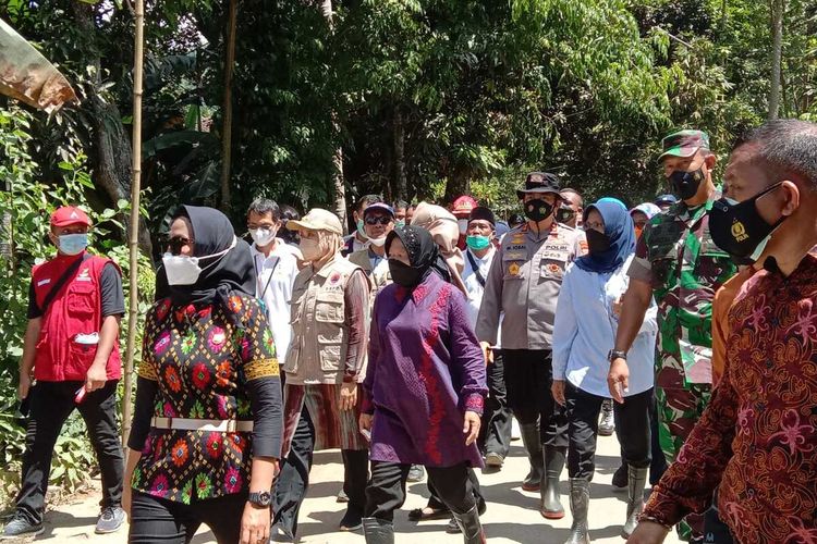 Mensos dan sejumlah pejabat di daerah, Wakil Gubernur NTB, Sitti Rohmi Djalillah (bertopi dan jilbab coklat), dan Danrem 162 Wira Bhakti, Ahmad Rizal Ramdhani, berjalan kaki mencari lokasi pengungsian yang aman.