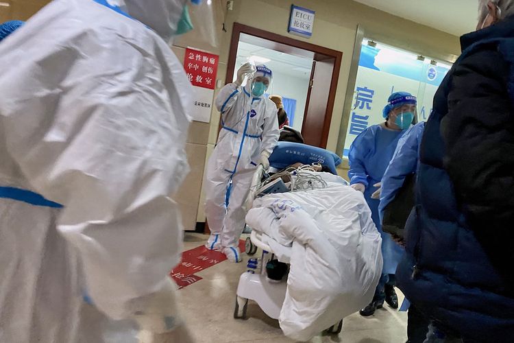 Petugas medis membawa seorang pasien Covid-19 di Rumah Sakit Chongqing No 5 di China, 23 Desember 2022.