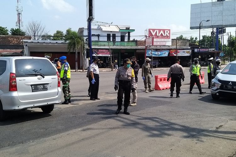 Nampak mobil yang berisi pemudik diputar balik ke daerah asal saat terjaring dalam operasi gabungan di titik check point Jalan Basuki Rahmat, Kota Madiun, Selasa (5/5/2020) siang.