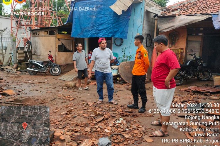 Petugas BPBD sedang melakukan penanganan rumah ambruk di Desa Cicadas, Kecamatan Gunung Putri, Kabupaten Bogor, Jawa Barat, Sabtu (9/3/2024). Kabupaten Bogor, Jawa Barat, ambruk akibat diterpa hujan deras.