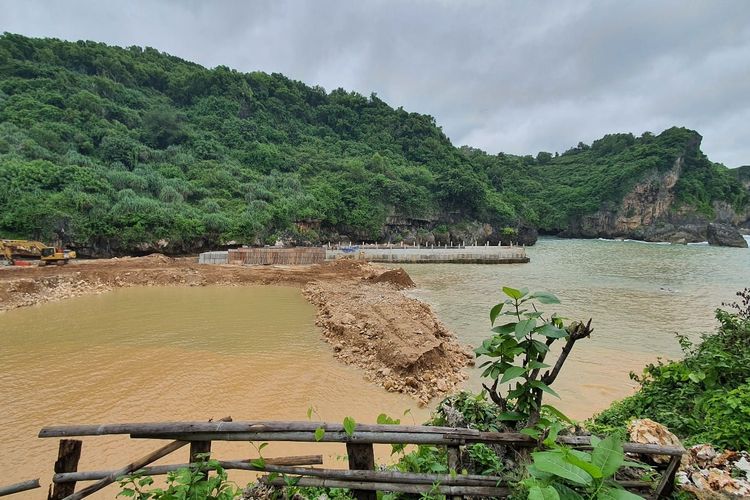 Kondisi terkini Pantai Gesing di Gunungkidul yang sedang dibangun pelabuhan, Minggu (29/1/2023).