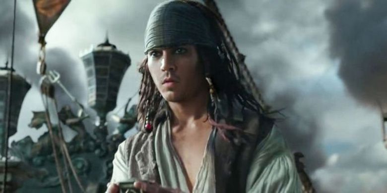 Johnny Depp berperan sebagai Jack Sparrow dalam Pirates of the Caribbean: Dead Men Tell No Tales.