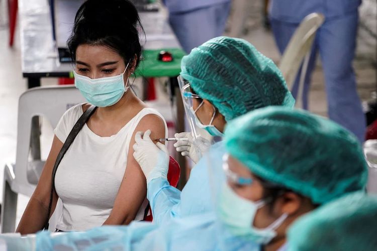 Seorang perempuan di Bangkok menerima vaksin CoronaVac produksi Sinovac setelah ratusan penduduk di distrik tersebut dinyatakan positif Covid-19 pada April lalu.