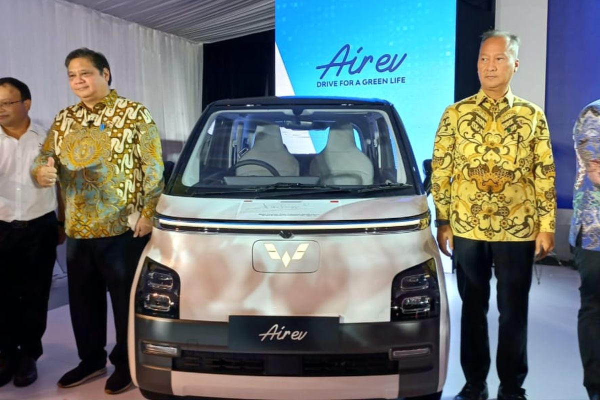 Menko Airlangga Hartarto meresmikan produksi perdana mobil listrik Wuling Air ev