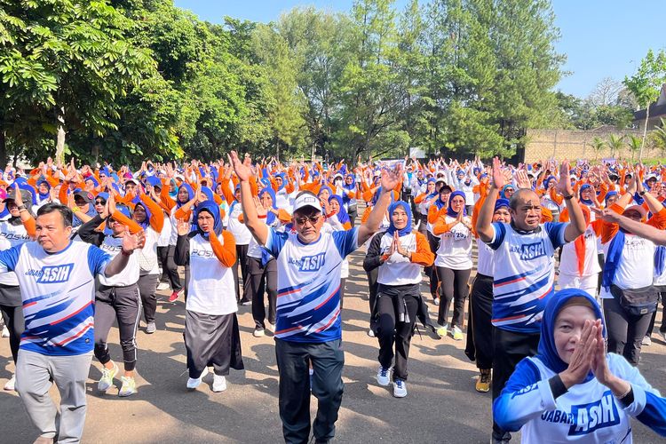 Calon Gubernur Jabar nomor urut 3, Ahmad Syaikhu, saat mengikuti senam bersama Persatuan Olahraga Senam Massal Indonesia (Posmi) Kota Bogor di Jalan Katulampa Raya Nomor 06, Kecamatan Bogor Timur, Kota Bogor, Jumat (11/10/2024).