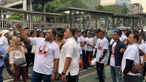 Pendukung Dharma-Kun Mulai Berdatangan di Kantor KPU Jakarta, Pakai Kaos Bergambar Wajah Pongrekun