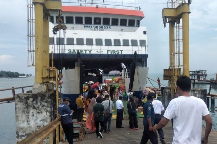 Ratusan warga Kepulauan Kangean Sumenep memilih mudik lebih awal untuk menghindari kepadatan penumpang saat lebaran.