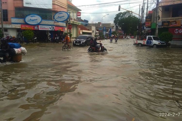 Banjir yang menerjang wilayah Kabupaten Grobogan, Jawa Tengah meluas hingga mengepung kawasan perkotaan Purwodadi, Rabu (7/2/2024).