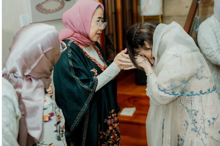 Intip 7 detail gaya anggun Adinda Thomas saat tasyakuran 4 bulanan. Tampil manis & bersahaja dengan bordir biru yang penuh inspirasi.