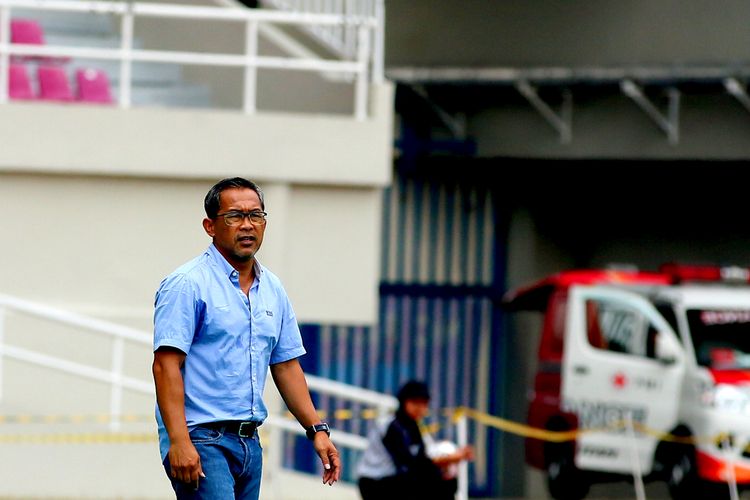 Pelatih Persebaya Surabaya Aji Santoso memberi instruksi pemain untuk tenang saat pertandingan pekan ke-17 Liga 1 2022-2023 melawan Dewa United FC yang berakhir dengan skor 1-2 di Stadion Manahan Solo, Sabtu (24/12/2022) sore. 