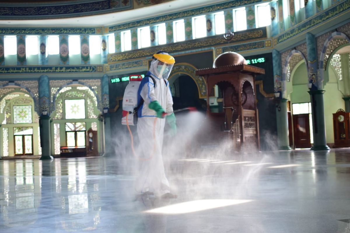 Penyemprotan disinfektan masjid raya Al Azhom Kota Tangerang, Selasa (2/6/2020)