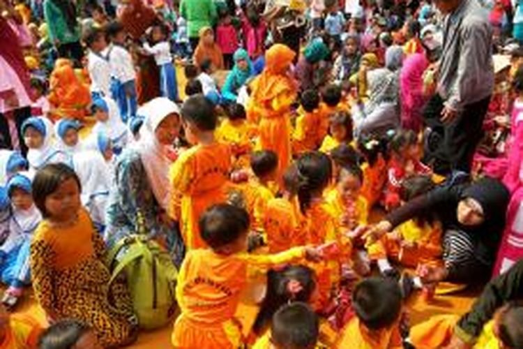 Ribuan anak usia TK dan PAUD Kabupaten Magelang mengikuti kegiatan senam dan sarapan massal, Sabtu (24/10/2015).