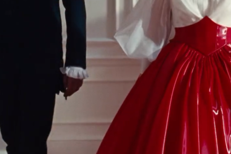 Tangkapan layar akun Instagram Wuthering Heights Movie @wutheringheightsmovie. Tampilan Catherine versi Margot Robbie memadukan korset, satin merah, dan aksesori mutiara yang kini ramai ditiru.