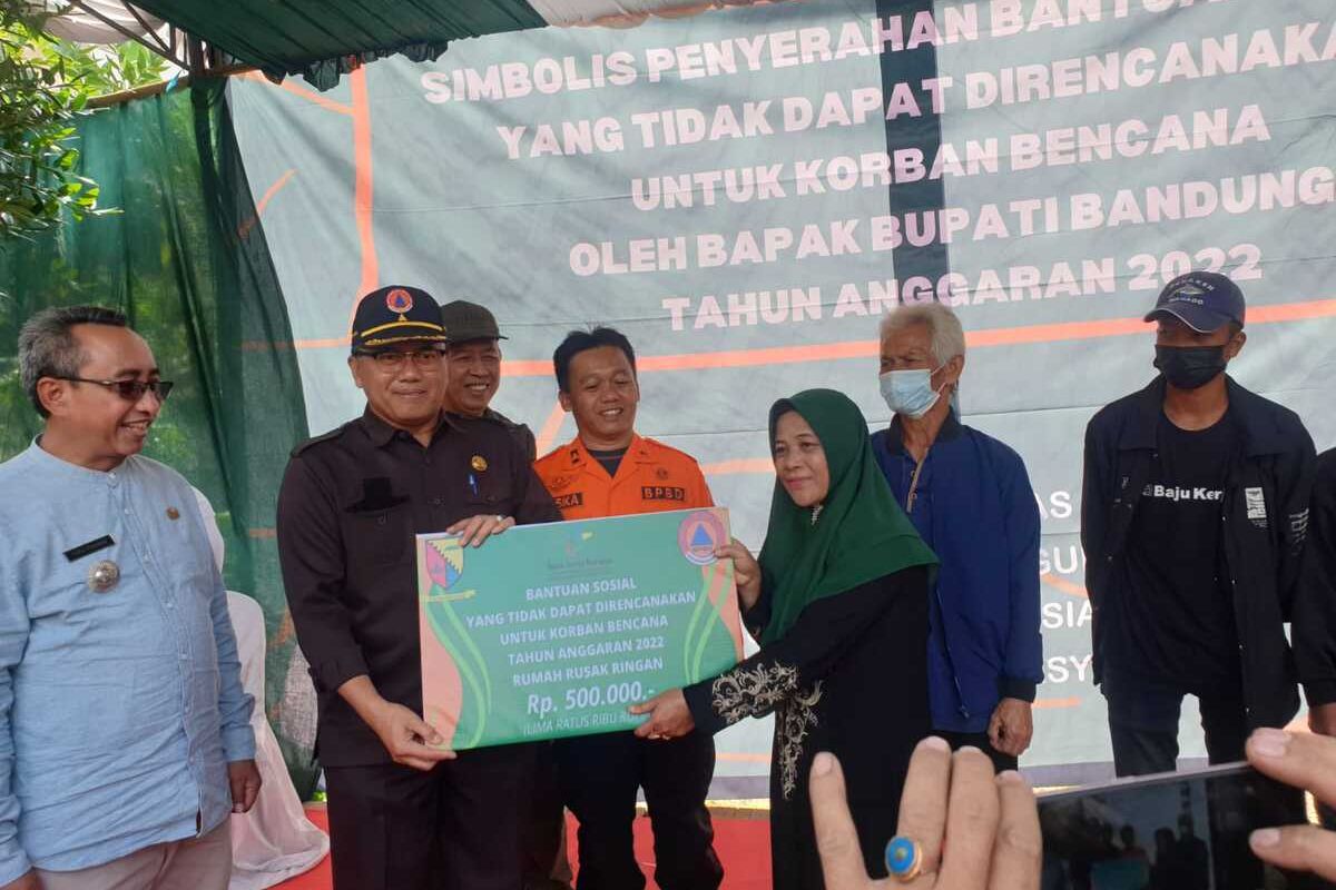 185 korban bencana alam angin puting beliung di Kecamatan Cimenyan yang terjadi pada, Minggu (4/9/2022) lalu mendapatkan bantuan berupa uang dan perlengkapan lainnya dari Pemda Kabupaten Bandung.