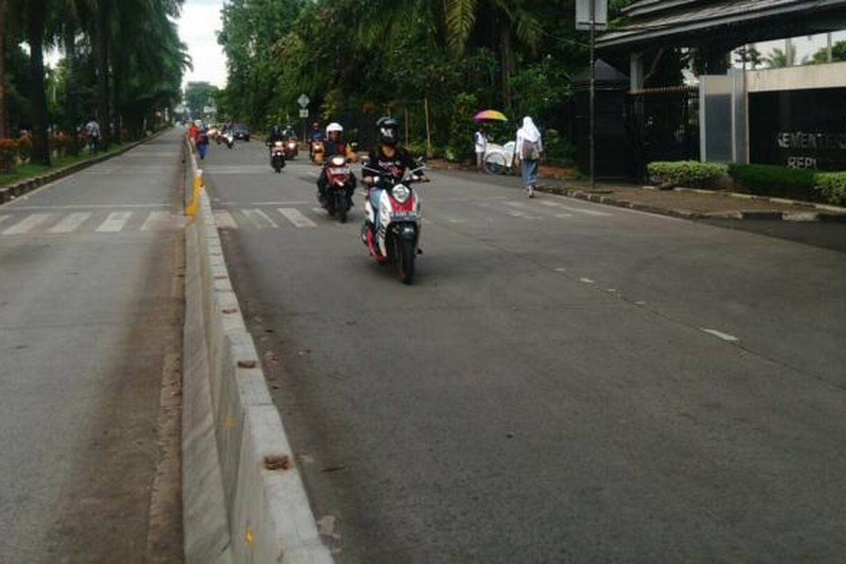 Jalan RM Harsono di depan lokasi sidang Ahok di Auditorium Kementerian Pertanian, Ragunan, Jakarta Selatan, dibuka kembali untuk umum setelah sidang berakhir. Selasa (7/2/2017)