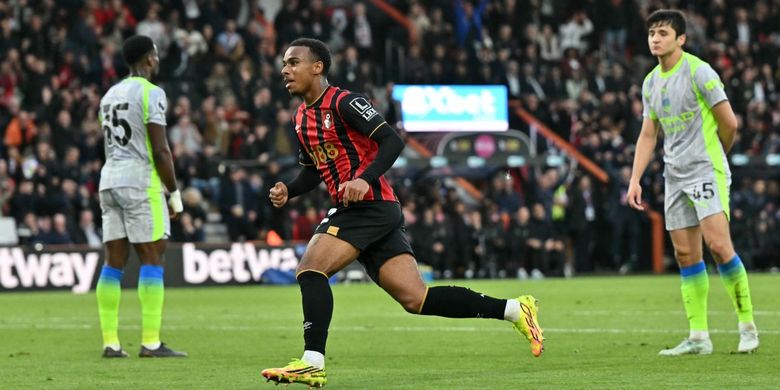 Eli Junior Kroupi merayakan gol dalam pertandingan sepak bola Liga Inggris antara Bournemouth vs Manchester City di Stadion Vitality di Bournemouth, Inggris selatan pada 19 Mei 2026. (Foto oleh Glyn KIRK / AFP) 