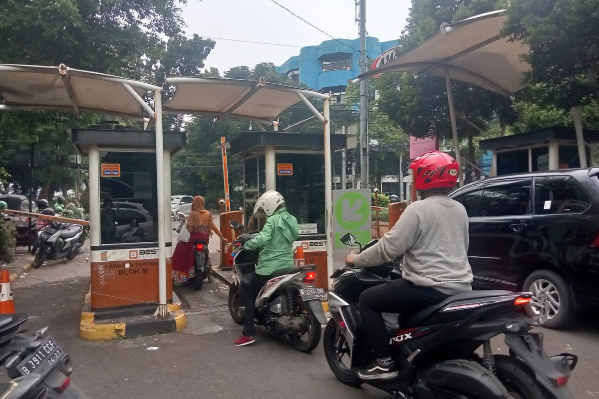 Portal parkir masuk Blok M Square di sebelah MRT Blok M BCA, Selasa (4/7/2023).