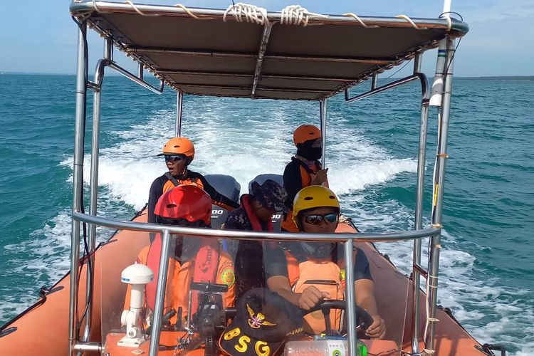 Kapal Motor (KM) Putra Sumber Mas dengan 15 orang Anak Buah Kapal (ABK) hilang di perairan Kepulauan Masalembu, Kabupaten Sumenep, Jawa Timur. 