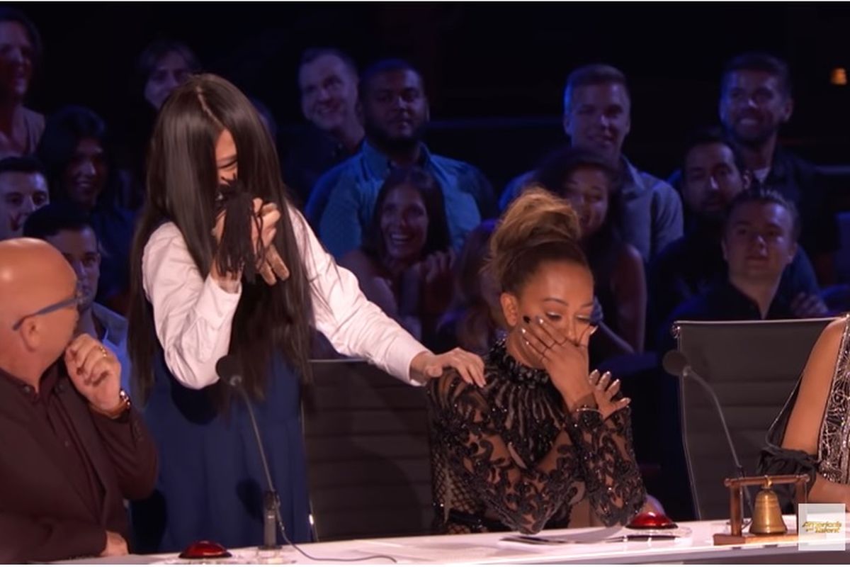 Kembaran The Sacred Riana merebut boneka dari juri Mel B sambil berbicara dalam bahasa Jawa di babak perempat final Americas Got Talent 2018, Selasa (21/8/2018).