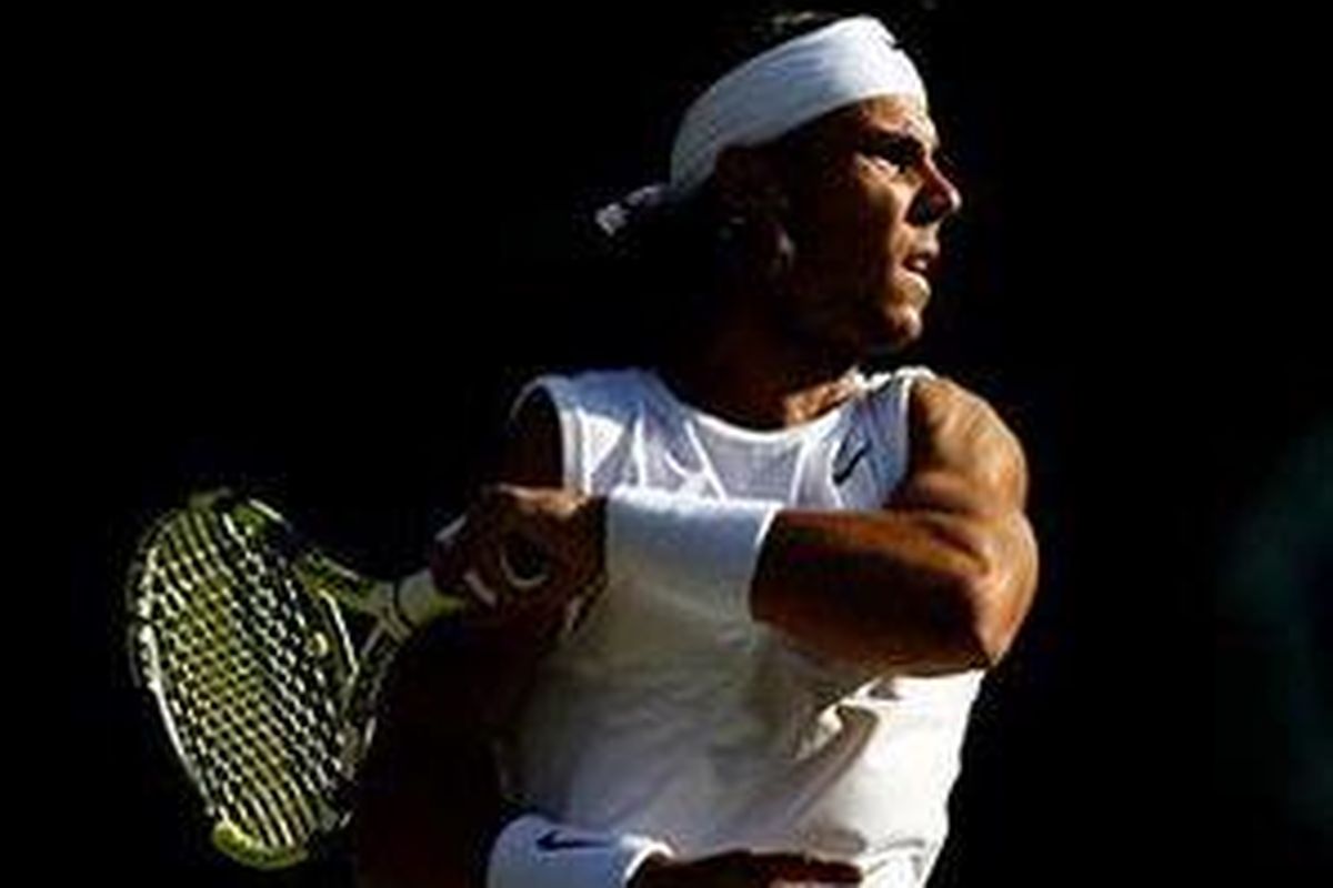 Rafael Nadal melepaskan forehand kepada Andy Murray di perempat final Wimbledon, Rabu (2/7). Nadal menang tiga set langsung dan maju ke semifinal.