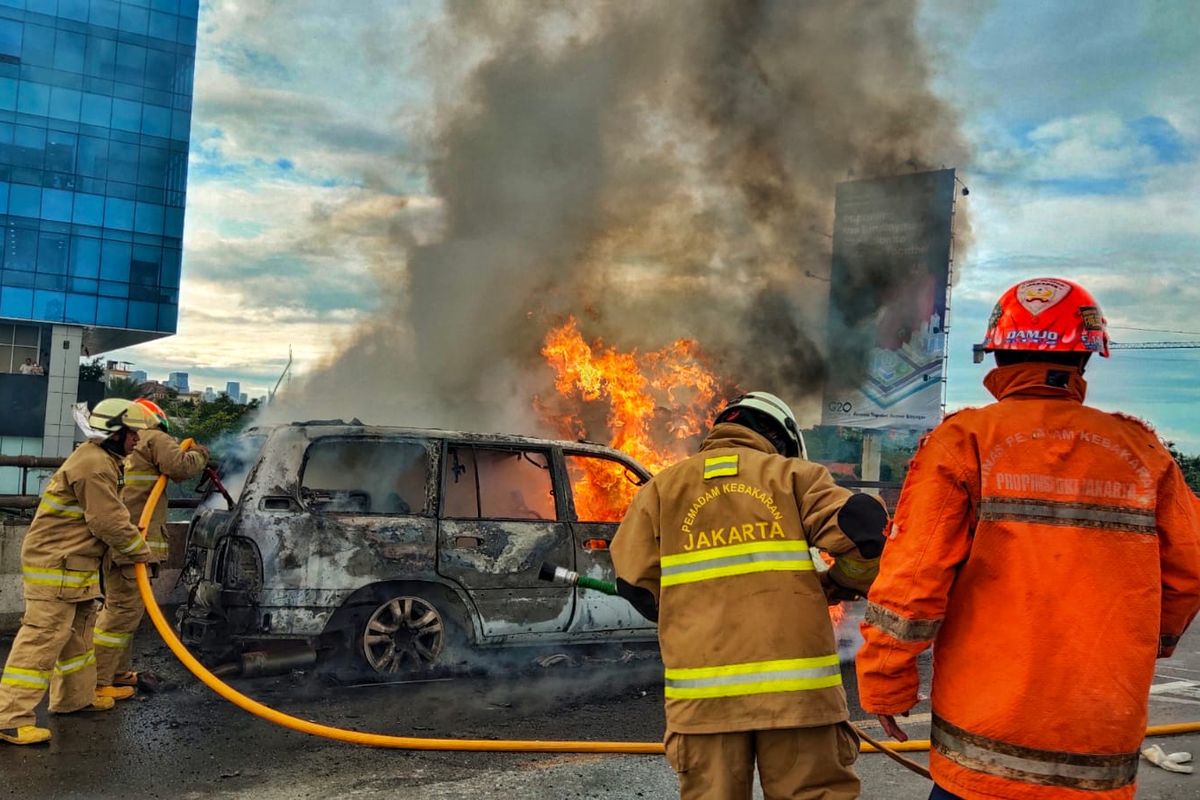 Mobil Toyota Land Cruiser Cygnus bernomor polisi B 2905 PBM hangus terbakar di Jalan Tol Wiyoto Wiyono wilayah Cipinang Cempedak, Jatinegara, Jakarta Timur, Senin (22/11/2021).