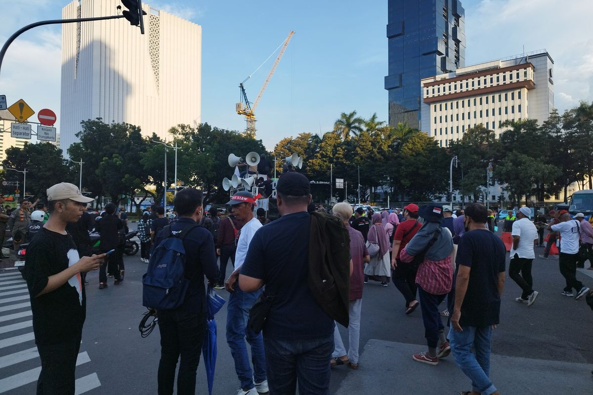 Suasana demo di Patung Kuda, Gambir, Jakarta Pusat, Senin (22/4/2024).