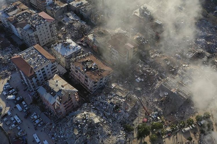 Bangunan-bangunan hancur akibat gempa terlihat dari atas di Antakya, Turkiye, Kamis (9/2/2023). Gempa bermagnitudo 7,9 terjadi pada Senin (6/2/2023) mengguncang Turkiye dan Suriah.