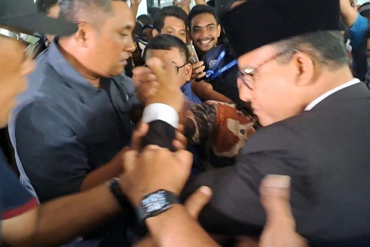 Bakal capres dari Koalisi Perubahan untuk Persatuan Anies Baswedan sempat jatuh terdorong saat menghadiri acara relawan Amanat Indonesia (ANIES) di Senayan, Jakarta Pusat, Minggu (7/5/2023). 