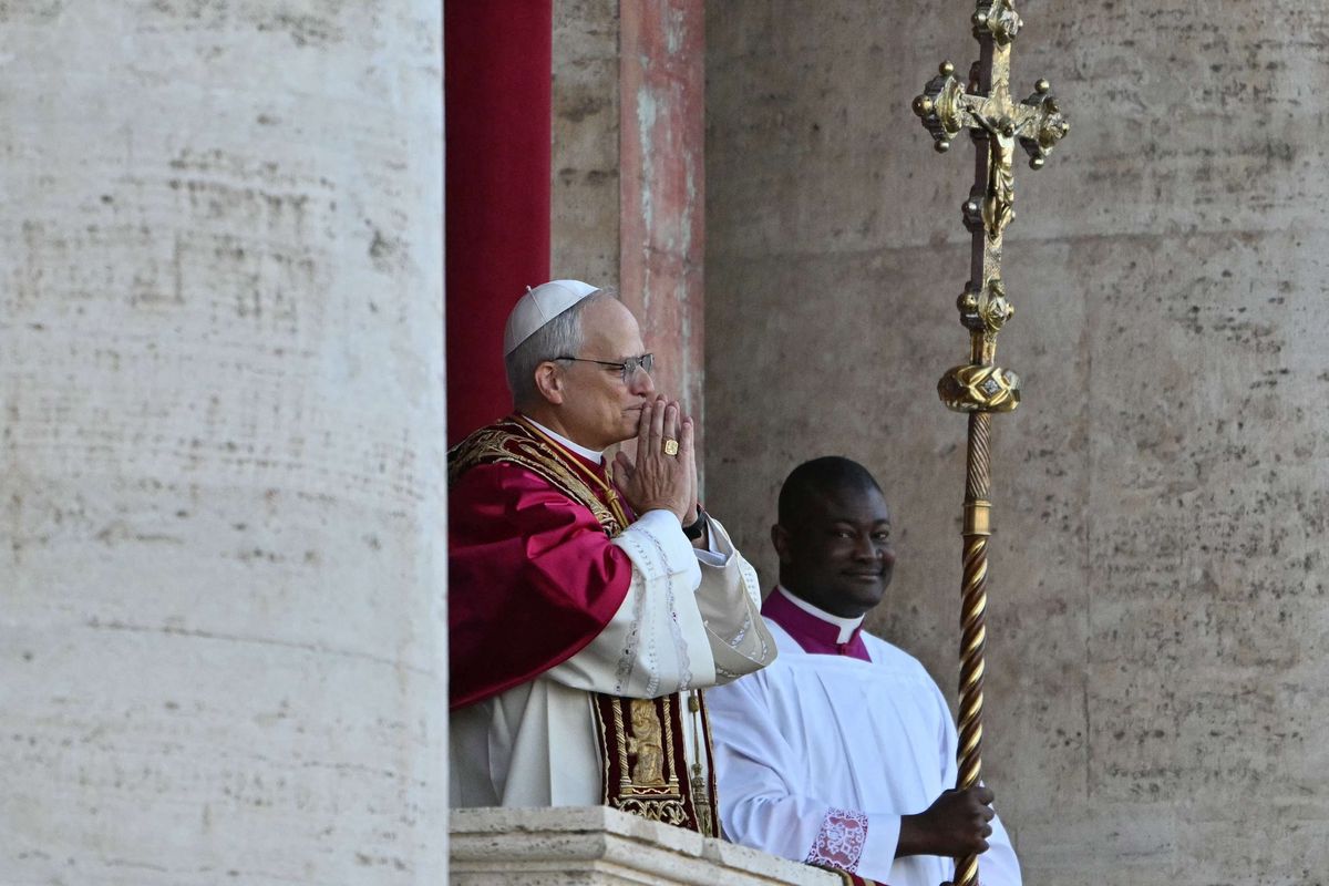 Robert Francis Prevost, yang kini dikenal sebagai Paus Leo XIV, saat diperkenalkan sebagai paus baru terpilih di balkon Basilika Santo Petrus, Vatikan, Kamis (8/5/2025).