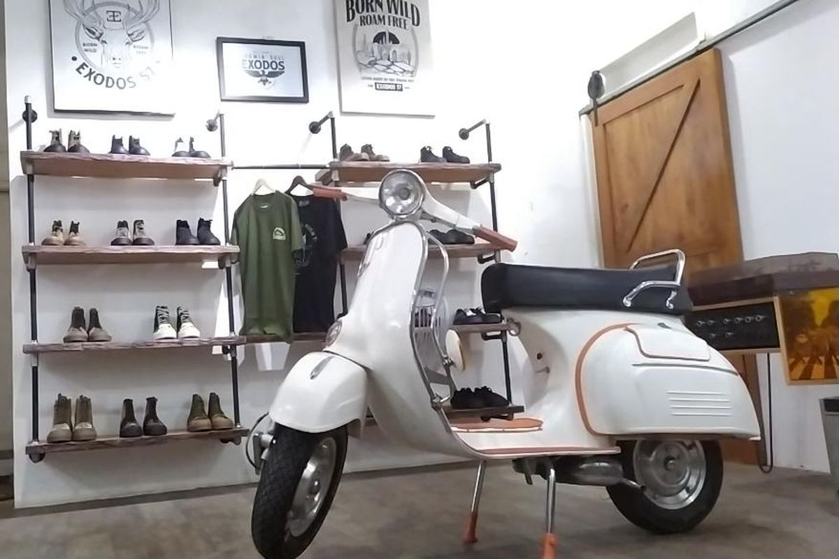 Vespa Super tahun 1972 ditukarkan artis Doel Sumbang ke 3 sepatu Wayout produksi Gally Rangga beberapa waktu lalu.  