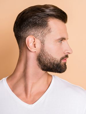 High and tight adalah model rambut pria yang sangat pendek dengan bagian belakang dan samping, sementara bagian atas dibuat sedikit lebih panjang.