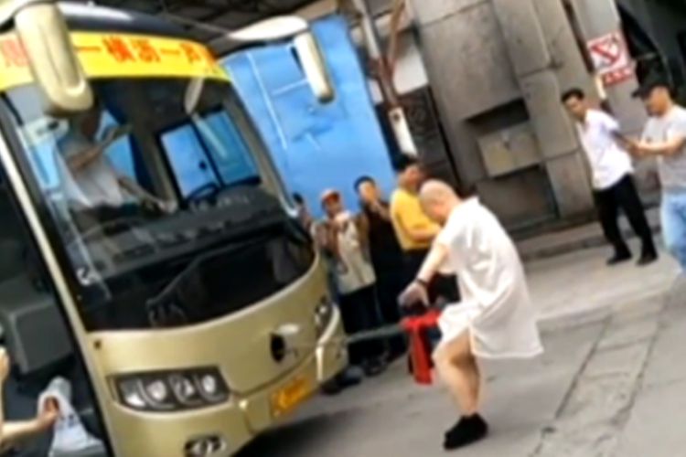 Wei Yaobin, master seni bela diri kung fu di China menunjukkan kekuatannya dengan cara yang sangat tidak biasa.  Lelaki itu menggunakan penisnya untuk menarik sebuah bus besar.  