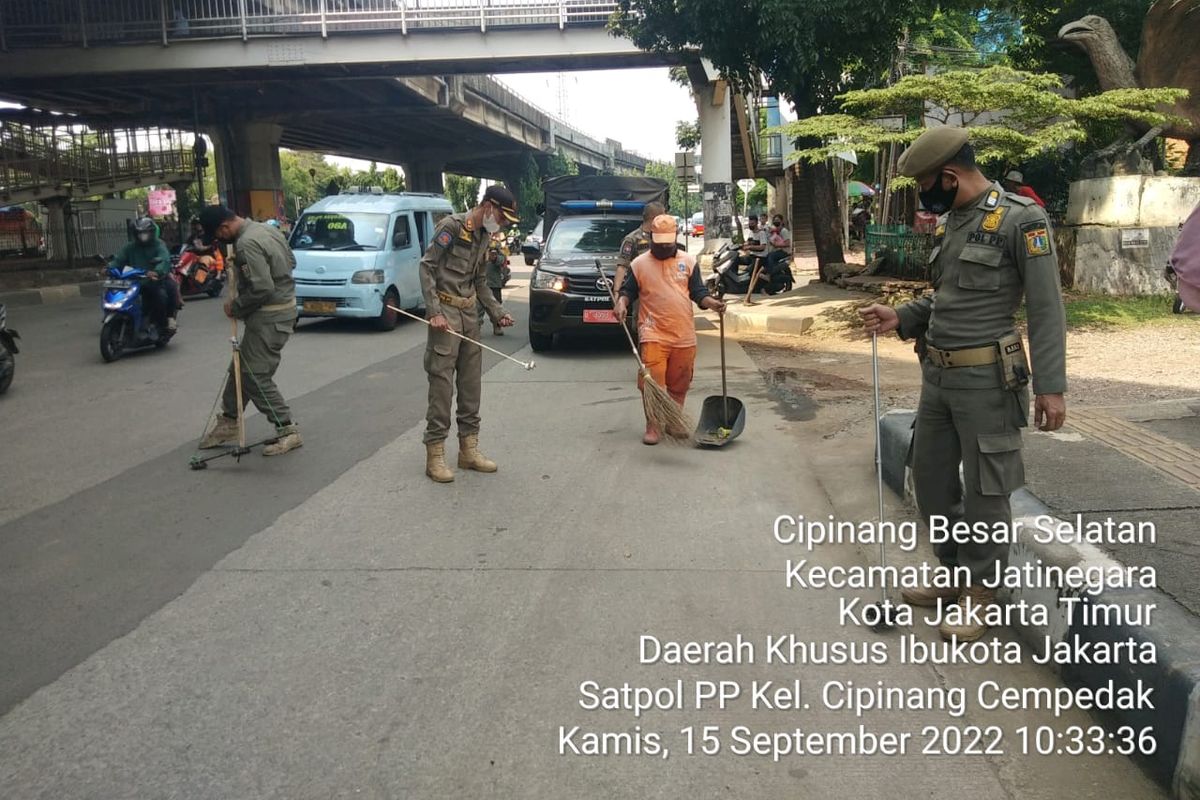 Satuan Polisi Pamong Praja (Satpol PP) Jakarta Timur menyisir Jalan DI Panjaitan, Jatinegara, Jakarta Timur, merespons laporan warga yang menyebut banyak kendaraan terkena ranjau paku di jalan tersebut. Operasi dilakukan pada Kamis (15/9/2022) siang.