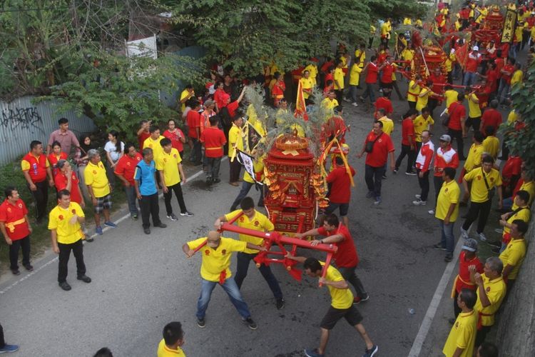 Arak-arakan Kio memeriahkan perayaan Cap Go Meh 2020 di Padang, Selasa (4/2/2020)