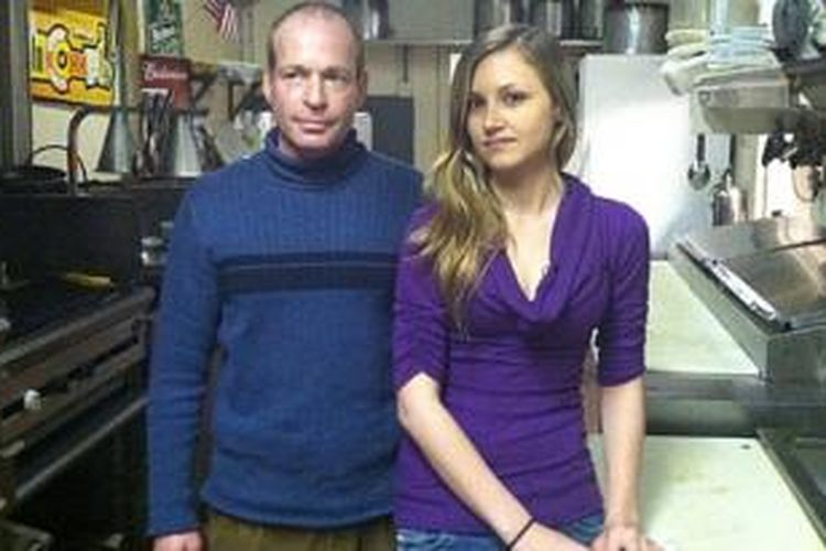 Michael de Beyer berniat menjual restorannya demi membantu pegawainya, Brittany Mathis yang menderita tumor otak.