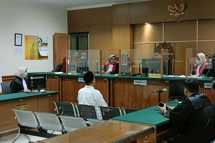Mantan Kepala Desa (Kades) Tambakbaya, Kecamatan Cibadak, Kabupaten Lebak, Yuli Achmad Albert saat mendengarkan hakim Pengadilan Tipikor Serang membacakan putusan kasus korupsi aset desa.