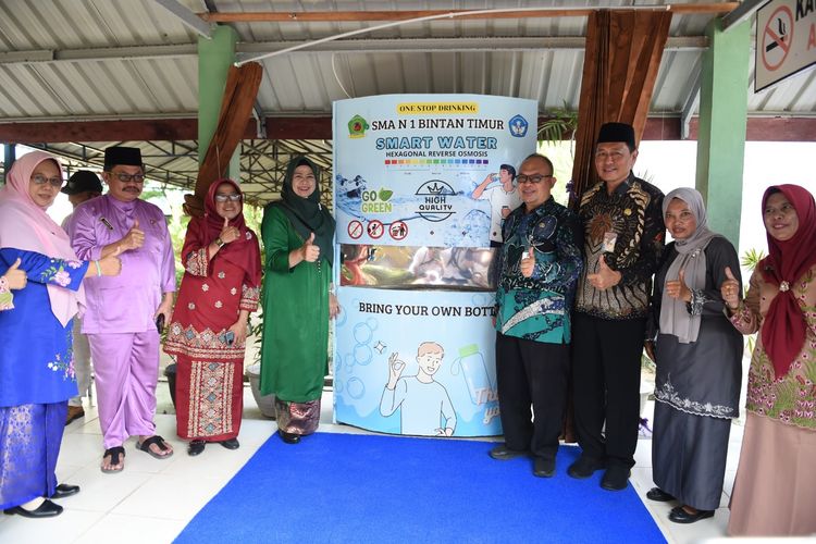 Ketua TP-PKK Provinsi Kepri, Hj Dewi Kumalasari, yang juga menjabat sebagai Ketua Komisi IV DPRD Provinsi Kepri meresmikan program Air Minum Sehat dan Berkualitas di SMA Negeri 1 Bintan, Kepri. 