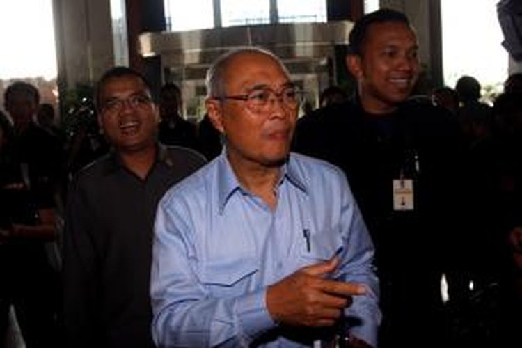 Kuntoro Mangkusubroto saat menjabat Ketua Satuan Tugas Pemberantasan Mafia Hukum (depan) dan Sekretaris Satuan Tugas Pemberantasan Mafia Hukum, Denny Indrayana (kiri belakang) tiba di Gedung Kementerian Keuangan, Jakarta, Rabu (28/4/2010). 
