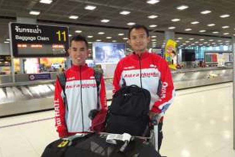 Dua pebalpa Astra Honda Racing Team, Dimas Ekky Pratama (kanan) dan Gerry Salim, tiba di Bandara International Suvarnabhumi, Bangkok, Rabu (4/5/2016). Mereka akan turun pada kelas Supersport 600cc Asia Road Racing Championship (ARRC), 6-8 Mei.